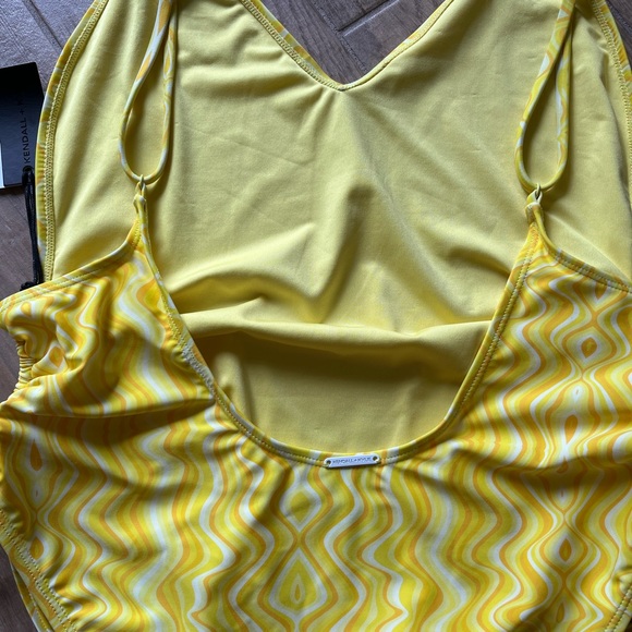 KENDALL & KYLIE nwt yellow swirl low back ruched side once piece swimsuit - Picture 5 of 9